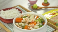 Dọn canh tôm bông cải ra tô cho bé ăn cùng với cơm trắng. Món ăn với hương vị nhẹ nhàng, nhiều màu sắc vui mắt sẽ kích thích bé thèm ăn rất nhiều.