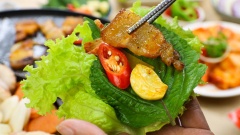 Vậy là bữa tiệc lẩu nướng hoành tráng đã sẵn sàng chiêu đãi đại gia đình bạn rồi đấy. Thịt ba chỉ được ướp đậm đà, mềm ngot, nước lẩu được nấu không những nhanh mà còn siêu đơn giản, hương vị thì đậm chất Hàn Quốc. Không cần đi đâu xa, ở nhà thôi cũng có thể thưởng thức một bữa tiệc món Hàn linh đình như vậy rồi. Ngoài công dụng ướp thịt nướng, gói Thịt nướng kiểu Hàn cũng có thể dùng làm sốt chấm, rất là tiện lợi đấy bạn nhé.