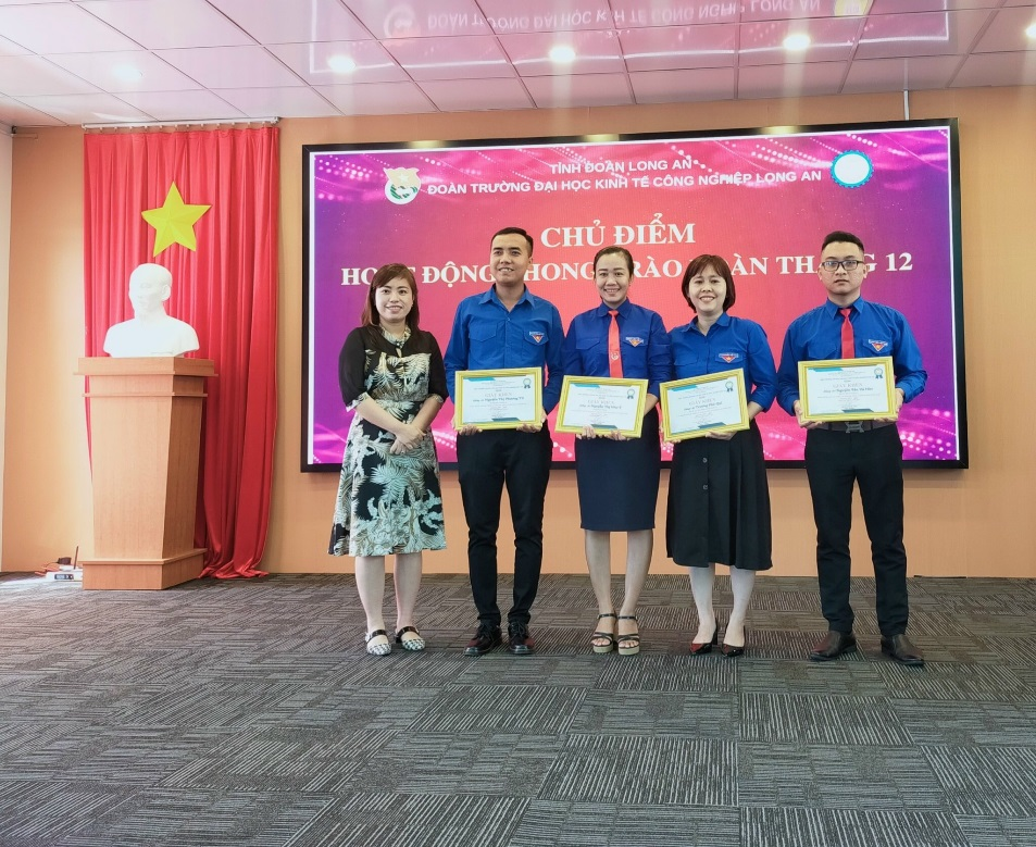 Đ/c Nguyễn Thị Bảo Châu – Nguyên Bí thư Đoàn trường trao giấy khen Hiệu trưởng cho các cá nhân theo quyết định số 296/QĐ-DLA ngày 16/11/2022 