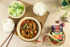 Cá lóc kho tộ đậm đà, thịt ba chỉ béo béo ngọt ngọt, nước kho cá thì sánh đậm với mùi hương siêu hấp dẫn, đảm bảo bao nhiêu cơm cũng hết sạch với nồi cá kho tộ này. Đặc biệt, món cá kho khi hoàn thành phảng phất hương vị đồng quê, sử dụng nguyên liệu dân dã là cá lóc và cách làm cá lóc kho cũng đơn giản. Đây là sự lựa chọn hoàn hảo cho bữa ăn hàng ngày. Vậy là bạn đã có món cá kho thơm, chắc thịt, béo ngậy mà không tanh, rất ngon cơm rồi đấy!