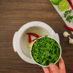Làm nước mắm ngò: Cho vào cối 5gr ớt trái, 2 tép tỏi, 15gr đường, 40gr ngò rí rồi đâm nhuyễn. Sau đó cho vào 1/2 nước cốt quả chanh, 30ml nước mắm (tuỳ theo độ mặn của mắm) rồi trộn đều.