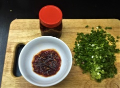 Để làm bánh canh chả cá Quy Nhơn ngon trước tiên cần rửa sạch cách miếng chả cá chiên với nước rồi thái lát nhỏ, dài vừa ăn. Bóc vỏ hành tím thái mỏng. Rửa sạch hành lá, thái nhỏ.