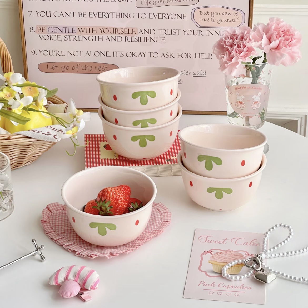 Ceramic bowl with strawberry motif, 11 cm diameter