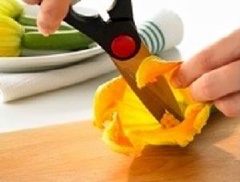 Rửa sạch hoa bí rồi cắt bỏ phần nhị hoa ở bên trong đi. Giờ thì nhồi cơm vào bên trong.