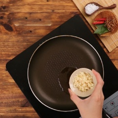 Phi thơm 5gr hành tím băm, 5gr tỏi băm rồi cho 100gr thịt ba chỉ cắt nhỏ vào xào cho đến khi săn lại. Cho 200gr măng tươi cắt nhỏ vào nồi xào đều tay trong 5 phút.