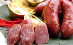 Lạp xưởng có thể chiên để ăn với cơm trắng, xôi hoặc chế biến chung với các nguyên liệu khác như trứng chiên, cơm chiên.