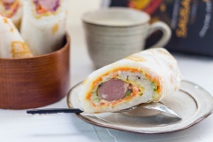 Cơm cuộn là món ăn chế biến tương đối nhanh mà lại ngon miệng.