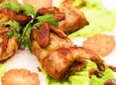 Món chim cút nướng này ăn với cơm hay làm mồi nhấm bia, rượu đều tuyệt. Thịt dai béo thơm hương ngũ vị rất đặc trưng.