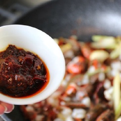 Đổ tôm vào chảo, thêm chút rượu. Thêm sa tế và nước tương vào đảo cùng. Tùy khẩu vị mà gia giảm lượng cho phù hợp.