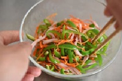 Cho ớt, thịt nguội vào tô lớn, cà rốt vắt ráo nước muối cũng cho vào chung rồi trộn đều lên. Sau đó, rắc mè rang, 2 muỗng cà phê dầu mè, 1 muỗng cà phê cà phê giấm và trộn đều một lần nữa là xong rồi đó.
