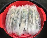 Ngâm 2 chiếc bánh đa nem trong nước khoảng 30 giây đến khi mềm, lấy lần lượt từng cái bỏ ra cuốn với nhân thịt, lại thêm 1 cái nhúng vào nước và tiếp tục cuốn