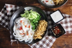 Bày bánh tằm bì ra dĩa cùng dưa leo và rau thơm cắt nhỏ, bì thính và rưới nước mắm chua ngọt và nước sốt được nấu từ nước cốt dừa ở trên. Khi ăn trộn đều lên tất cả. Hương vị đậm đà hấp dẫn, thơm béo của món bánh tằm bì sẽ khiến bạn ăn hoài ăn mãi thôi. Cách làm bánh tằm cay, mặn cũng chỉ đơn giản như thế thôi, thỉnh thoảng làm món bánh này để đổi vị cho cả nhà nha!!