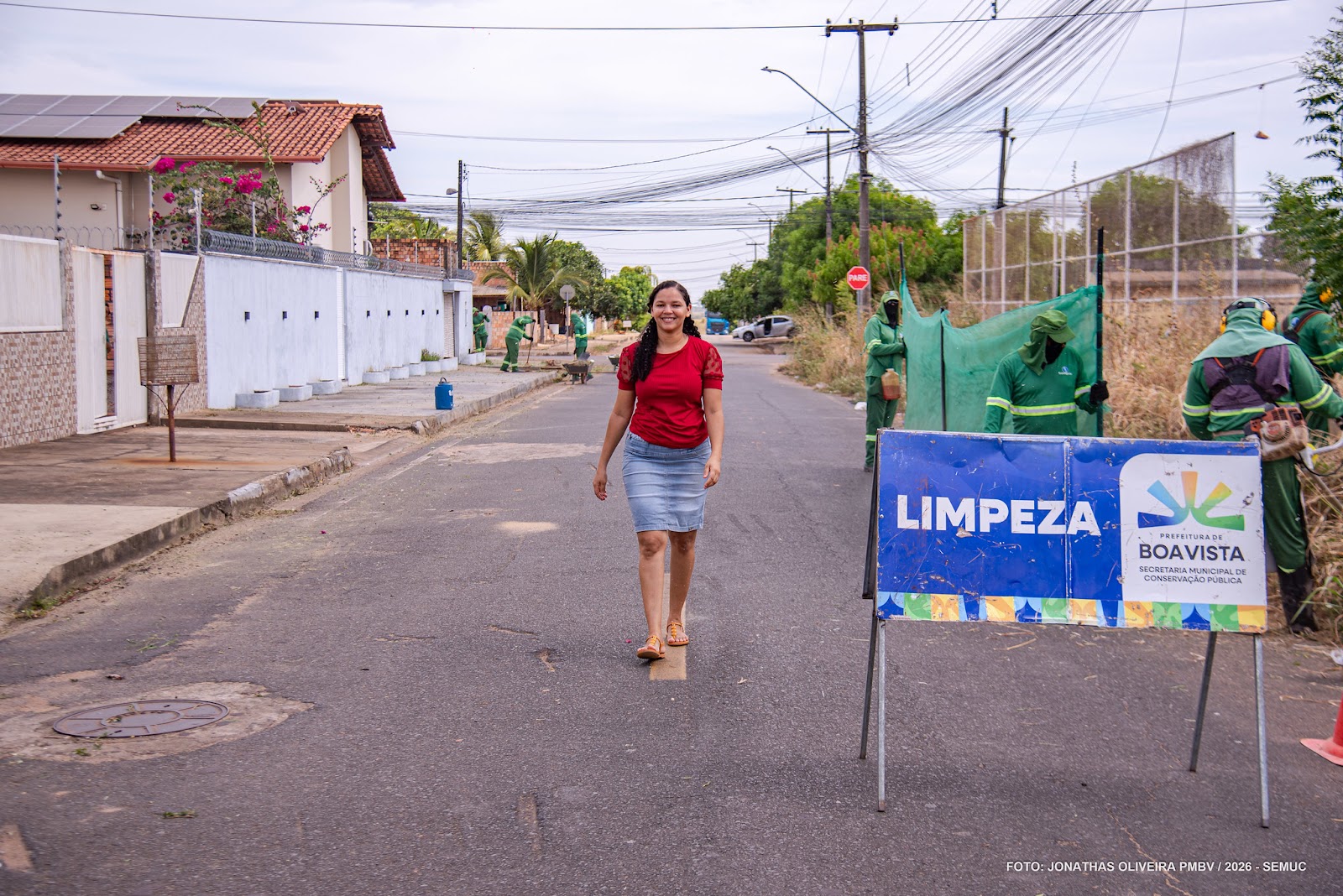 Caminhão de coleta e agentes atuam na limpeza de avenida movimentada em Boa Vista, reforçando a conservação pública.