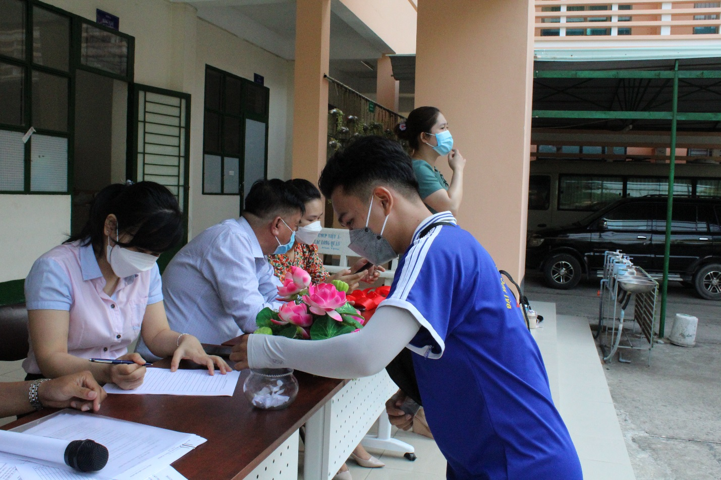 Vận động viên tiến hành bóc thăm lượt thi đấu