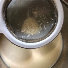 Đun tan chảy 30g bơ rồi đổ vào hỗn hợp bột bánh crepe, khuấy đều. Sau cùng thì lược hỗn hợp làm bánh crepe qua rây để loại bỏ lợn cợn.