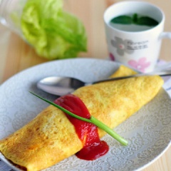 Trứng chín thì cẩn thận lấy ra đĩa, cho cơm vào giữa trứng rồi cuộn lại sao cho cơm nằm tròn trong miếng trứng. Vậy là chúng ta đã hoàn thành món trứng cuộn cơm chiên rồi đấy!