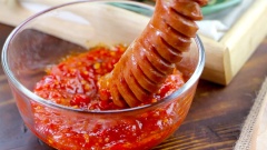 Tương ớt có vị chua ngọt rất ngon miệng. Thích hợp chấm các loại đồ chiên nướng hoặc làm gia vị nêm như ớt sa tế.