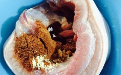 Thịt ba chỉ rửa sạch, để nguyên miếng. Sau đó, ướp thịt ba chỉ với 2 muỗng canh dầu hào, bột ngũ vị hương, tỏi băm, hạt nêm, nước mắm trong tô khoảng 15 phút.