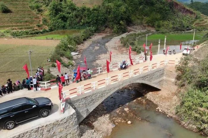 Video khánh thành cầu thiện nguyện tải trọng hơn 10 tấn vào bản nghèo ở Lào Cai - Báo Tiền Phong