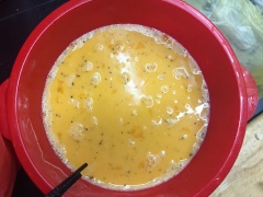 Để làm trứng gà nướng ngon thì nên nêm nếm gia vị phải vừa miệng: Cho vào thau trứng gồm 1 muỗng canh nước mắm, 1,5 muỗng cà phê đường, 1 muỗng canh mật ong, 1/2 muỗng cà phê muối, 2/3 muỗng tiêu xay. Khuấy đều bằng đũa, đến khi lòng trắng và lòng đỏ hòa vào nhau không bị lợn cợn là được nhé (có thể lược qua rây để hỗn hợp làm trứng nướng Thái Lan được mịn màng hơn).