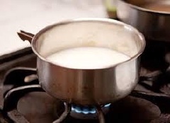 Đun nóng sữa ở ngọn lửa trung bình, cho sữa nóng già nhưng không để sữa sôi.