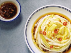 Bày trí salad hẹ trộn gừng tỏi ăn kiêng ra tô cho đẹp mắt là có thể dùng. Món salad ăn kiêng có những cọng hẹ dai mềm, thơm ngon, tỏi, ớt và gừng băm cay thơm, quyện cùng nước tương đậm đà, thật hấp dẫn. Món salad hẹ không chỉ hổ trợ giảm cân hiệu quả mà còn rất mát, tốt cho tim mạch và tiêu hóa.