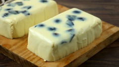 Khi đậu hủ trứng bắc thảo hấp chín thì tháo từ từ lớp giấy nến ra. Đun nóng khoảng 500ml dầu ăn trong nồi nhỏ. Thấm khô bề mặt miếng đậu hũ trứng bắc thảo rồi đem chiên ngập dầu trong chảo đến khi 2 mặt được vàng đều.