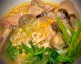 Khi ăn, ta cho sẵn bún vào tô. Bật bếp cho món ăn sôi lên, nhúng rau mồng tơi hoặc cải bẹ xanh, rau muống (tuỳ chọn) vào cho mềm rồi cho vào tô bún. Múc thịt vịt, nấm rơm, khoai môn để lên trên rồi chan nước dùng vào tô và thưởng thức.