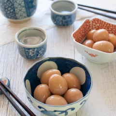 Đậy nắp lọ lại và để qua đêm là bạn có thể thưởng thức được rồi. Thời gian ngâm trứng cút là tối đa 2 ngày nhé. Khi ăn, bạn lấy đũa sạch gắp trứng cút ra và dùng với cơm trắng.