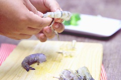 Tôm rửa sạch, để lại 2 con, còn lại thì bóc vỏ, cắt thành từng miếng nhỏ vừa ăn. Gạo vo sạch.