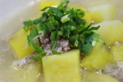 Chẳng tốn bao nhiêu là cả nhà đã có ngay món canh khoai lang thịt bằm ngon lành, bổ dưỡng và hấp dẫn rồi đó. Còn chờ gì mà chúng ta không nhanh tay lưu ngay công thức lại nào.
