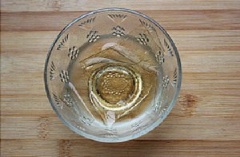 Ngâm lá gelatin trong nước lạnh trong 15 phút. Pha 160ml nước sôi với bột cacao, sau đó thêm 5g đường trắng vào rồi khuấy đều cho tan hết.