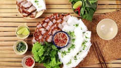 Bày quay lên trên bánh hỏi đã phết mỡ hành, ăn kèm với nước mắm tỏi ớt và các loại rau. Những miếng thịt heo mềm mọng với lớp da giòn rụm kẹp cùng bánh hỏi dai dai mềm mềm chắc chắn sẽ làm bạn hài lòng. Nên ăn khi thịt heo còn nóng sẽ tận hưởng được toàn bộ vị ngon cũng như độ giòn của da heo.