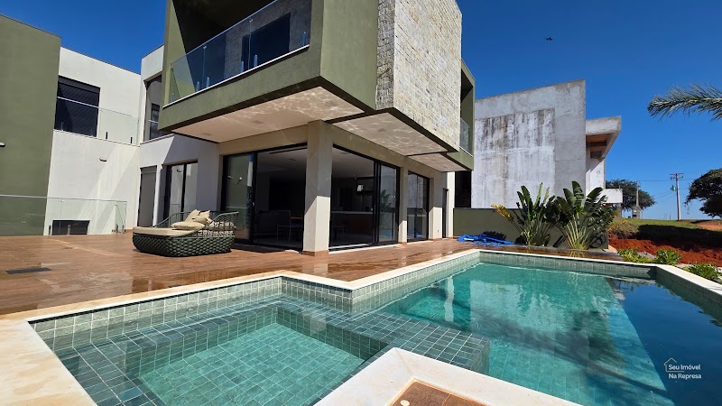 Foto 2 de Casa com 4 Suítes, lote de esquina e com vista para Represa