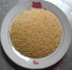 Mè rang chín. Hành tây bóc vỏ, băm nhỏ.