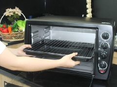 Cho bánh vào 1 cái khay nướng và nướng khoảng 10 phút ở 160 độ C. Đưa bánh ra khỏi lò để nguội khoảng 7-8 phút nữa.