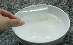 Ngâm lá gelatin khoảng 5-10 phút vào nước lạnh cho mềm. Lòng đỏ trứng cho vào tô, đánh tan cùng 20g đường trắng.