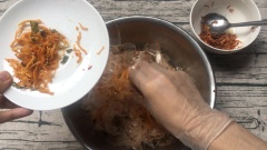 Cho khô gà vào trộn đều là hoàn thành rồi.
