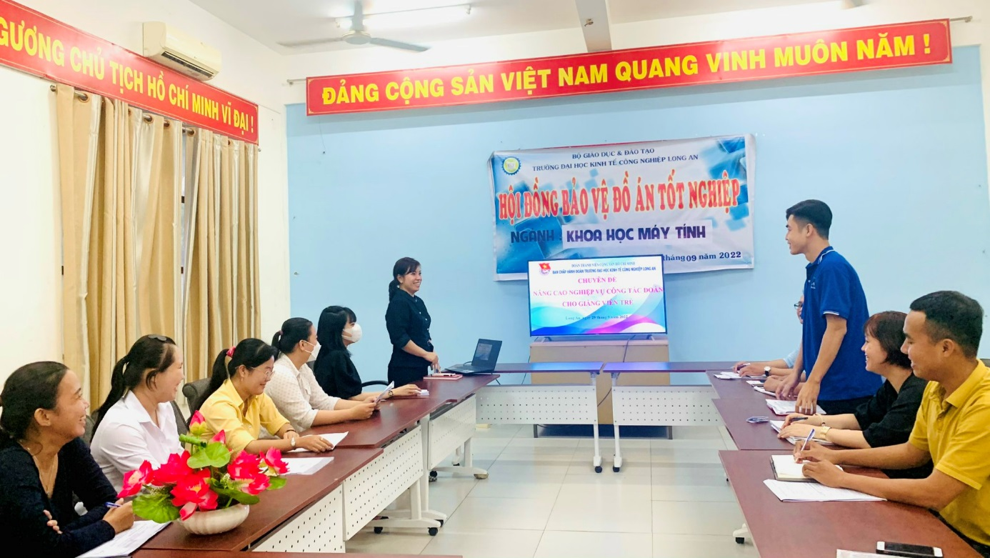 Trao đổi giữa báo cáo viên và học viên về ứng dụng nền tảng số trong công tác Đoàn và giảng dạy tại trường