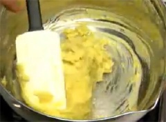 Bắc nồi lên bếp, nấu nhỏ lửa khoảng 5 phút. Thêm 1 muỗng cà phê vani vào, trộn đều.
