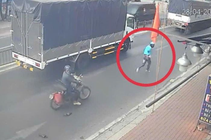 Người dân vây bắt thanh niên vờ mua vàng rồi lấy tài sản tháo chạy - Báo Pháp Luật TP.HCM