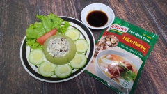 Cho bí đao nhồi đậu hũ hấp ra dĩa, thêm 1 chén nước tương ăn kèm nữa là tuyệt cú mèo. Bí đao mềm, ngọt có phần nhân đậu hũ beo béo, nấm mèo dai dai, vị mằn mặn. Đừng nghĩ món chay là không ngon miệng nhé. Chúc các bạn thành công theo công thức của mình