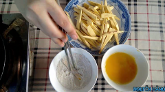 Chuẩn bị 1 cái chảo, cho dầu vào, cho nhiều dầu để chiên thịt bò, các bạn để lửa lớn. Chúng ta cho bò vào chiên cho vàng rồi lấy ra cho vào giấy thấm dầu để thấm bớt dầu. Bây giờ chuẩn bị 1 cái chảo khác cho dầu vào để chiên khoai: khoai lang lăn qua trứng, lăn qua bột mì rồi cho vào chảo dầu chiên vàng, vớt ra cho ráo dầu.