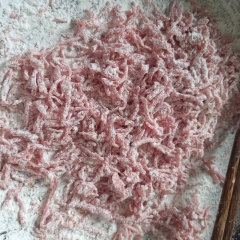 Cùi bưởi vừa sên đã nguội, cho 100g bột năng vào, trộn đều cho cùi bưởi áo đều bột năng.