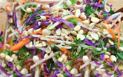 Thêm ngò rí, rắc đậu phộng vào là xong. Bày món ăn ra đĩa và thưởng thức.