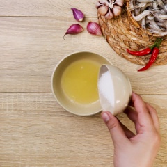 Nước trộn nộm: Cho 3 muỗng canh nước cốt chanh, 2 muỗng canh đường, 2 muỗng canh nước lọc, 1/2 muỗng canh tỏi băm, 1/2 muỗng canh ớt băm vào chén, trộn đều, nêm nếm lại cho vừa ăn.