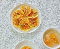 Xếp trứng chiên rau củ kiểu mới ra đĩa, bày trí cho thật bắt mắt, dùng với cơm nóng rất ngon. Khi ăn, bạn có thể chuẩn bị thêm các loại sốt rưới lên trứng chiên để ăn kèm cho vừa miệng nhé. Đơn giản nhất là chén nước tương cay tỏi ớt đấy.