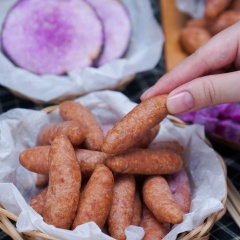 Bánh khoai mỡ chiên xong sẽ chín vàng có lớp vỏ ngoài giòn rụm, bao lấy bên trong dẻo ngọt, thơm bùi vị khoai mỡ, thật hấp dẫn. Có cách làm bánh khoai mỡ không còn sợ thiếu món ăn vặt cho bé nữa, thay thế cho các loại bánh kẹo nhiều phẩm màu và đường hóa học cực kỳ tốt luôn đấy.