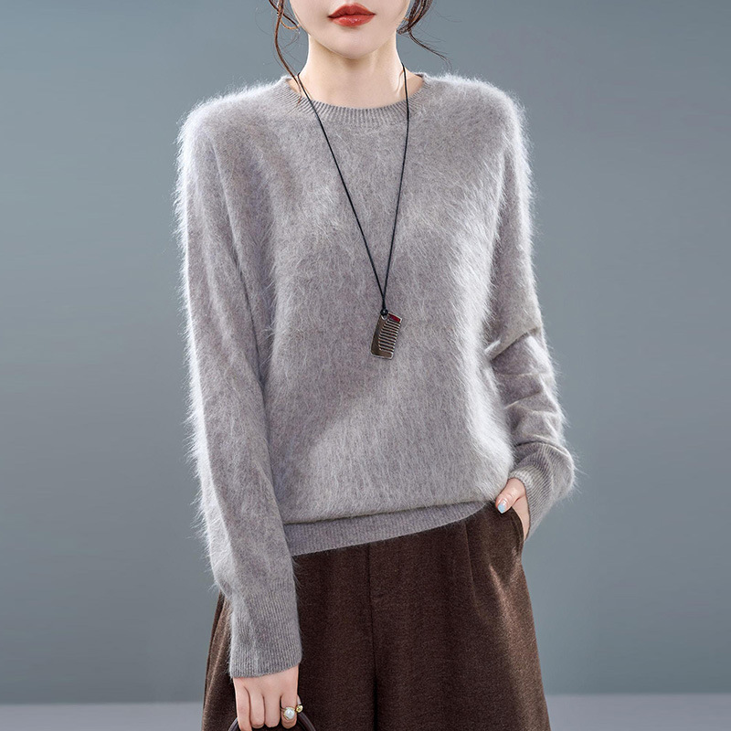 Women's knitted sweater made of soft wool-cashmere blend