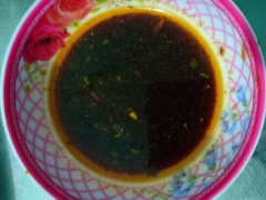 Cho muối mì tôm + 1 muỗng canh xì dầu + 1 muỗng cà phê tương ớt vào chén khuấy đều.